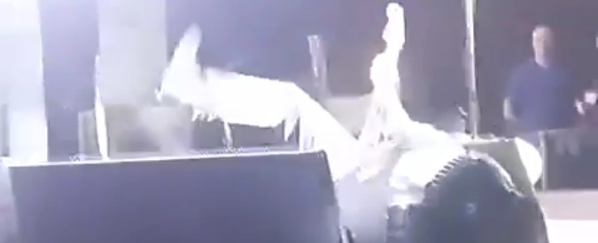 Pete Townshend, la scivolata sul palco di Milano non gli riesce: ruzzolone per il chitarrista degli Who