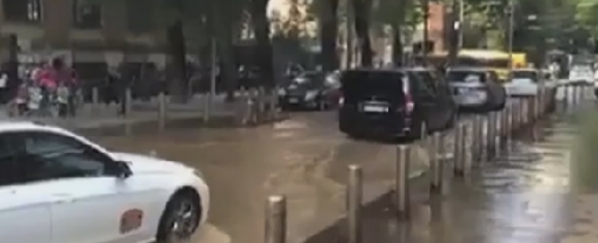 Copertina di Milano, tubo tranciato: allagate le strade vicino al Pirellone