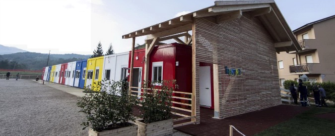 Copertina di Amatrice, il primo giorno nella scuola allestita in due settimane. Errani: “E’ l’anima di questa comunità” – FOTO