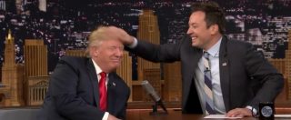 Copertina di Usa 2016, Trump ospite al “Tonight show” fa la ‘prova del parrucchino’: si fa spettinare da Fellon