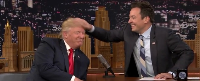 Usa 2016, Trump ospite al “Tonight show” fa la ‘prova del parrucchino’: si fa spettinare da Fellon