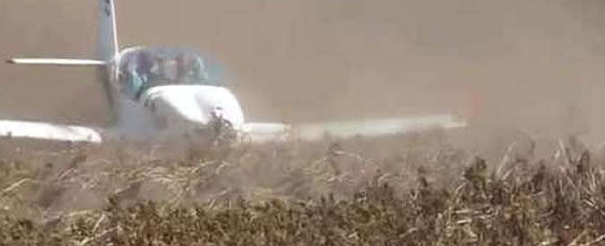 Copertina di L’atterraggio è un disastro, l’aereo finisce in un campo di patate