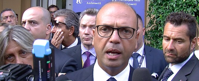 Copertina di Migranti, Alfano riabilita i rimpatri collettivi: “Tutto regolare. Anzi, calcherò la mano”