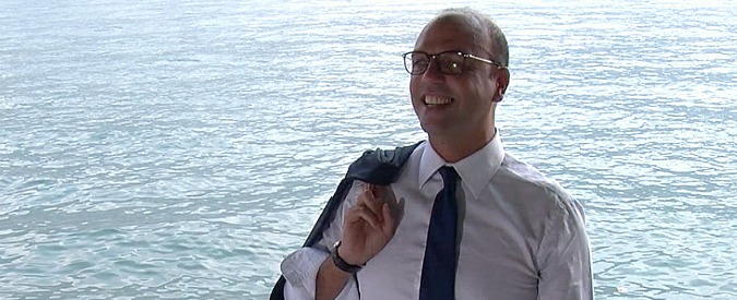 Copertina di Charlie Hebdo, Alfano: “Avrei un consiglio su dove devono infilare la loro matita…”