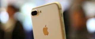 Copertina di iPhone, Apple sostituirà a prezzo scontato le batterie. “Chiediamo scusa a chi si è sentito deluso”. Costi, modelli e modalità