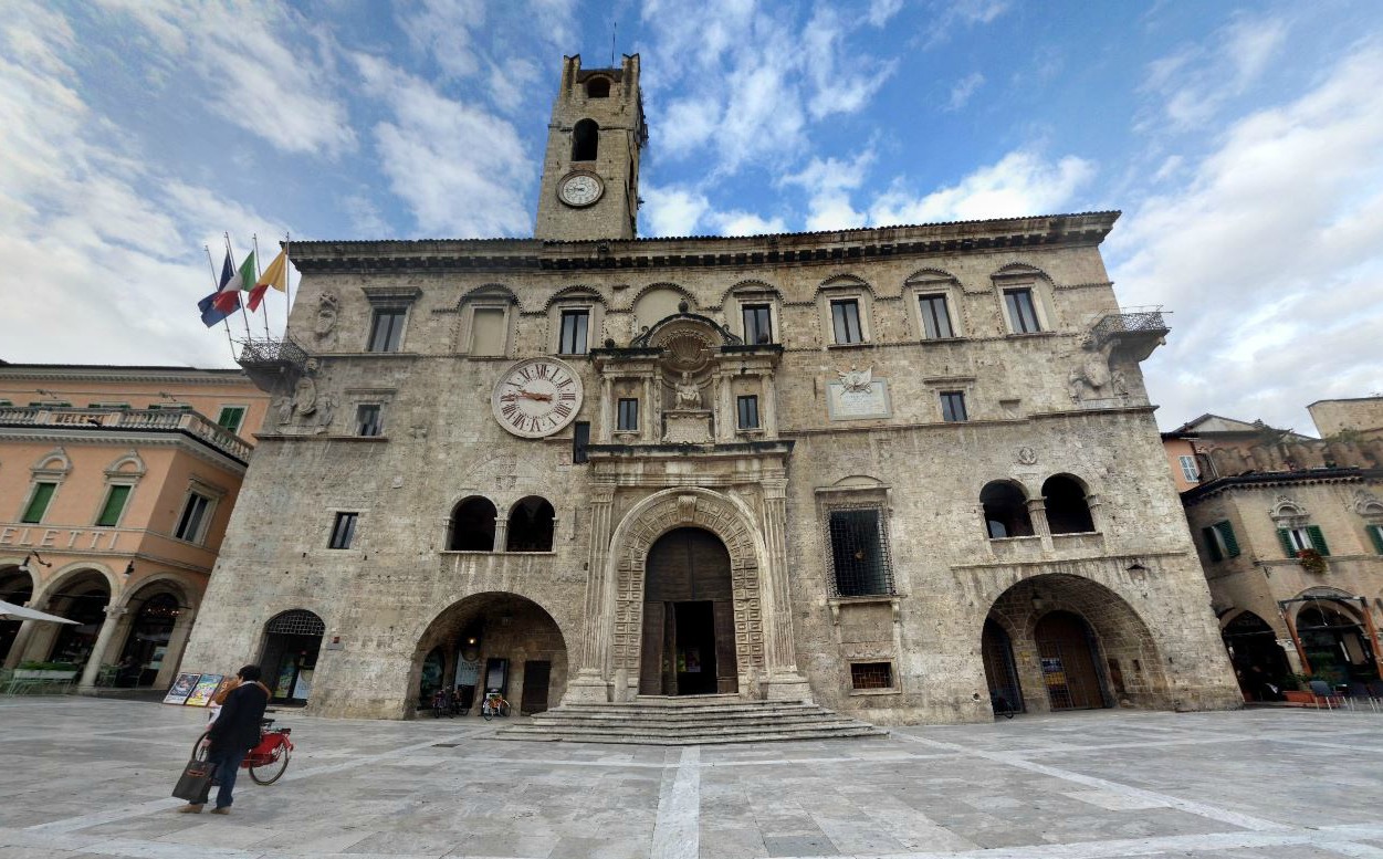 Terremoto Centro Italia, transennato il Palazzo dei capitani del popolo a Ascoli Piceno