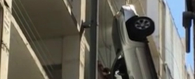 Copertina di Usa, sfonda la barriera di protezione del parcheggio e rimane sospeso nel vuoto con la su auto