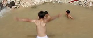 Copertina di Siria, la piscina dei bambini di Aleppo nei crateri delle bombe: “Sì, siamo felici”