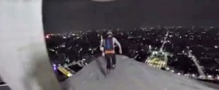 Copertina di Milano, salto nel vuoto dalla torre delle Generali: base jumper fa un volo da 145 metri