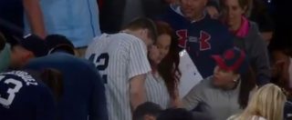 Copertina di Usa, chiede alla ragazza di sposarlo nello stadio gremito di baseball: ma perde l’anello