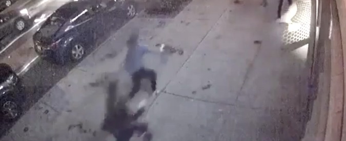 Copertina di Bomba a New York, l’esplosione registrata dalle telecamere di sicurezza