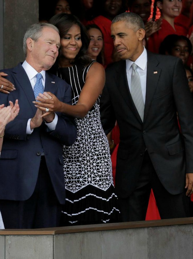 George W. Bush non riesce a farsi un selfie: ci pensa Barack Obama a risolvere la situazione (VIDEO)