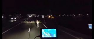 Copertina di Francia, migranti sbarrano di notte autostrada con albero: il camion tira dritto