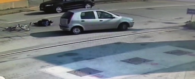 Copertina di Monza, in auto col figlio investe ciclista e scappa: è caccia alla donna del video