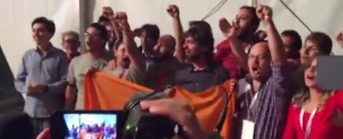 Copertina di Festa Pd, a Catania coro da stadio per Bersani: “Un segretario, c’è solo un segretario”