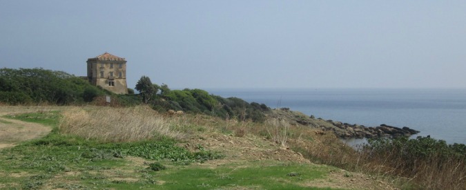 Copertina di Calabria, il villaggio turistico costruito sul sito archeologico. Contro ogni regola