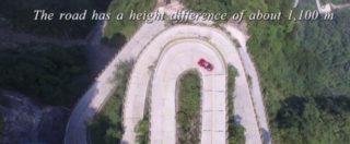 Copertina di Cina, pilota italiano in Ferrari stabilisce record sulla strada più pericolosa del mondo