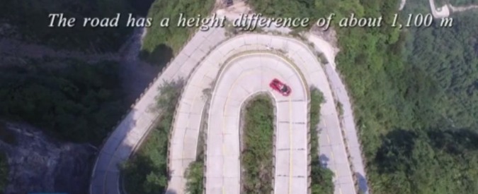 Copertina di Cina, pilota italiano in Ferrari stabilisce record sulla strada più pericolosa del mondo