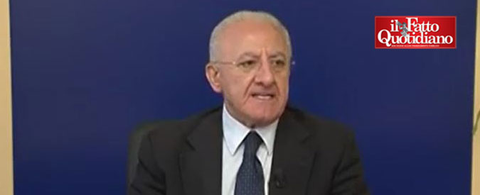 Copertina di M5s, De Luca “commosso”: “Meno male che sono arrivati a governare Roma”. Poi tuona contro i media