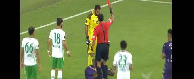 Copertina di Arabian Gulf League, portiere stende l’avversario con un pugno. E poi lo calpesta