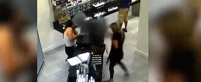 Copertina di Esplode sigaretta elettronica nella borsetta di una donna: paura in un negozio