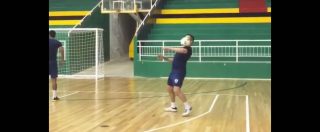 Copertina di Futsal, le magie di Falcao: calcia la palla in aria e la stoppa al volo di pètto