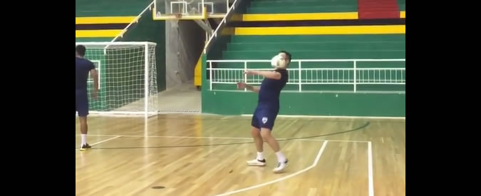 Copertina di Futsal, le magie di Falcao: calcia la palla in aria e la stoppa al volo di pètto