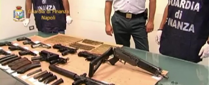 Copertina di Camorra, nella Smart nascosto un arsenale: mitragliatrici e pistole sequestrate dalle Fiamme gialle