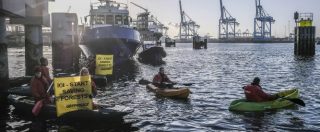 Copertina di Greenpeace, continua la lotta contro l’olio di palma: bloccata una nave della IOI a Rotterdam. “Azienda viola diritti umani” (FOTO)