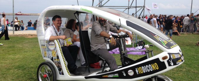 Copertina di Italia 5 stelle, viaggio tra stand e banchetti del Foro Italico: cannoli, bandiere e le sedie portate da casa – gallery