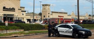 Copertina di Houston, spara a ripetizione in un centro commerciale: 9 feriti. Lui viene ucciso: era vestito con un’uniforme nazista