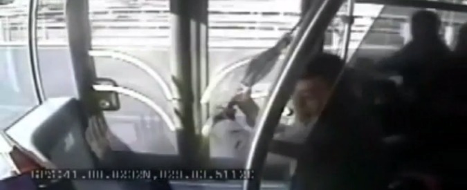 Copertina di Turchia, non lo fa scendere prima della fermata: passeggero aggredisce autista e bus provoca un incidente