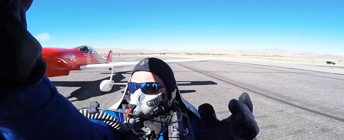 Copertina di Aereo tampona un altro velivola in pista: pilota rischia di essere decapitato. Video choc dal Nevada