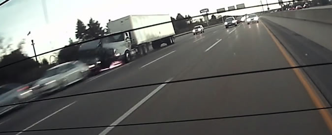 Copertina di Usa, terribile incidente sull’interstatale 94: il camion non frena e travolge le auto in coda