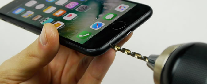 iPhone 7 senza jack per le cuffie? Basta un trapano. La soluzione dello youtuber
