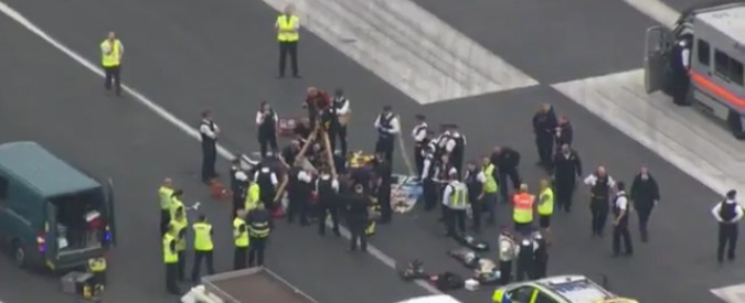 Copertina di Londra, attivisti Black lives matter si incatenano sulla pista del City airport. Caos e voli cancellati