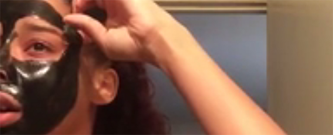 Copertina di Il prezzo della bellezza: si fa la maschera per il viso, ma per toglierla soffre le pene dell’inferno