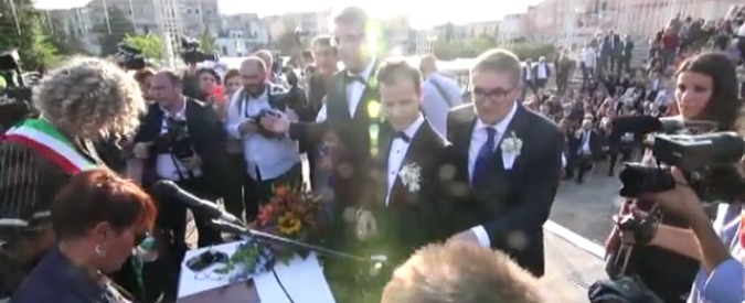 Copertina di Unioni civili, a San Giorgio a Cremano la Cirinnà celebra il primo “sì” di un sindaco gay