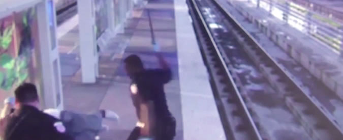 Copertina di Usa, si rifiuta di abbandonare la panchina: poliziotti lo massacrano di botte