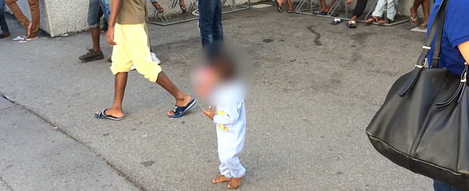 Copertina di Migranti, l’odissea dei piccoli. Minori come pacchi tra Italia e Svizzera: “Respinti in barba agli accordi”