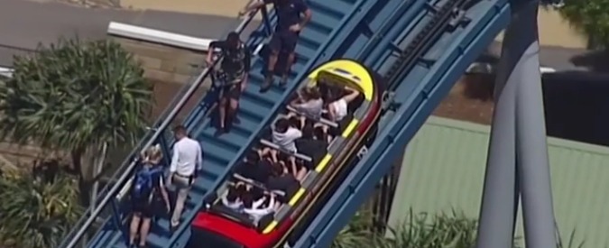 Copertina di Australia, bloccati in cima alle montagne russe: incubo per decine di visitatori