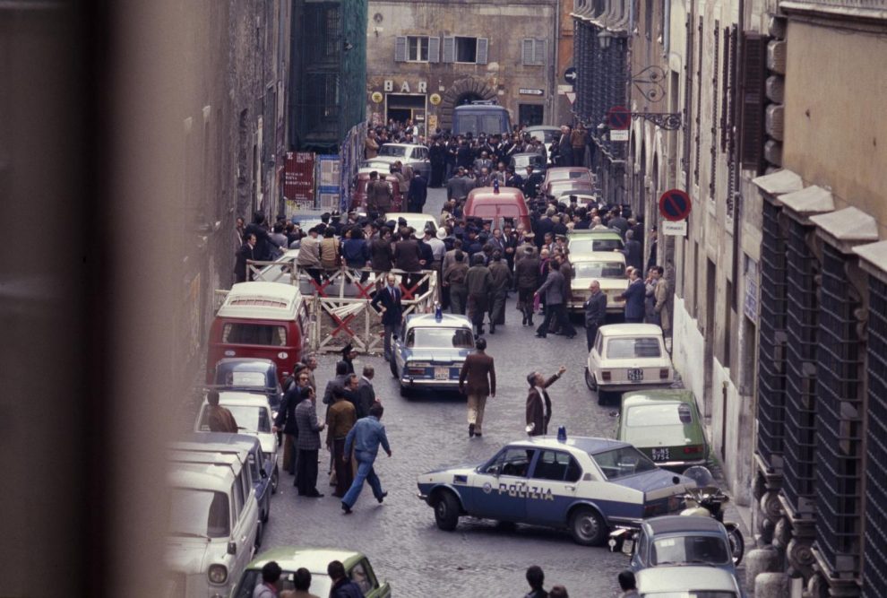 Il cadavere di Aldo Moro venne fatto ritrovare il 9 maggio del 1978 nel portabagagli di una Renault 4 rossa parcheggiata in Via Caetani, all’ingresso del ghetto ebraico di Roma, a pochi metri di distanza dalla sede del PCI 