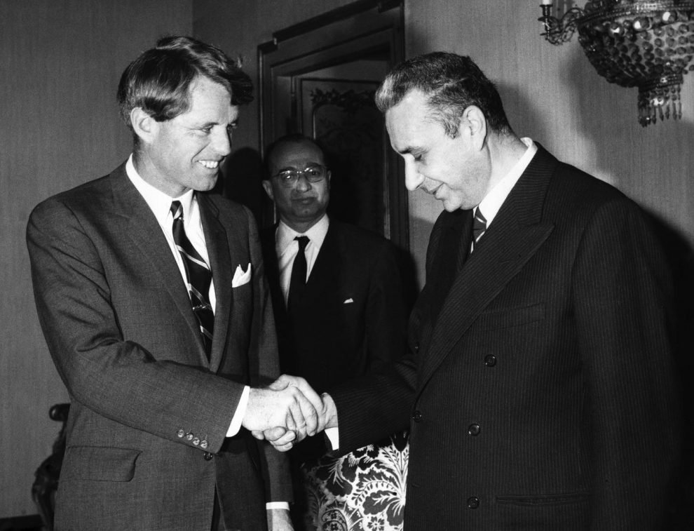 Aldo Moro e Robert Kennedy, nel 1967. I rapporti tra il leader della DC e la diplomazia americana furono spesso piuttosto tesi, soprattutto durante l’amministrazione Nixon