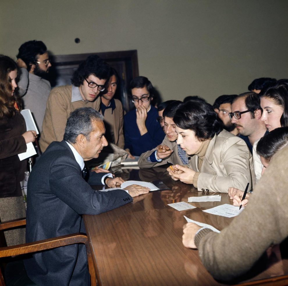 Oltre che nell’attività politica, Aldo Moro s’impegnò anche nell’insegnamento accademico. Fu docente di diritto penale all’università di Bari prima, e alla Sapienza di Roma poi