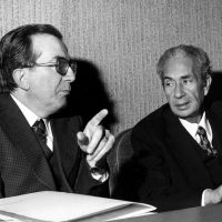 Aldo Moro fu tra i principali responsabili dell’apertura della DC a sinistra. In particolare, il suo governo del 1963 fu il primo nel quale figurassero anche esponenti del PSI. Era la nascita del centro-sinistra organico