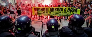 Copertina di Renzi a Napoli, protesta dei centri sociali: scontri tra manifestanti e polizia