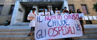 Copertina di Test medicina 2016, striscioni di protesta alla Sapienza di Roma: “Il numero chiuso chiude gli ospedali”