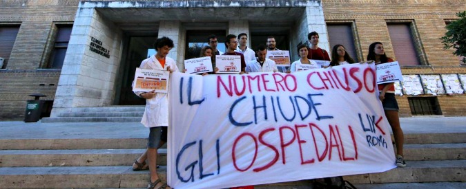 Test medicina 2016, striscioni di protesta alla Sapienza di Roma: “Il numero chiuso chiude gli ospedali”
