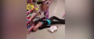 Copertina di Usa, mamma in overdose in un supermercato: la figlia di 2 anni cerca di rianimarla