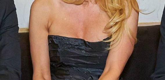 Pamela Anderson contro il porno: “Roba da sfigati. Mette a rischio la possibilità di funzionare come marito”